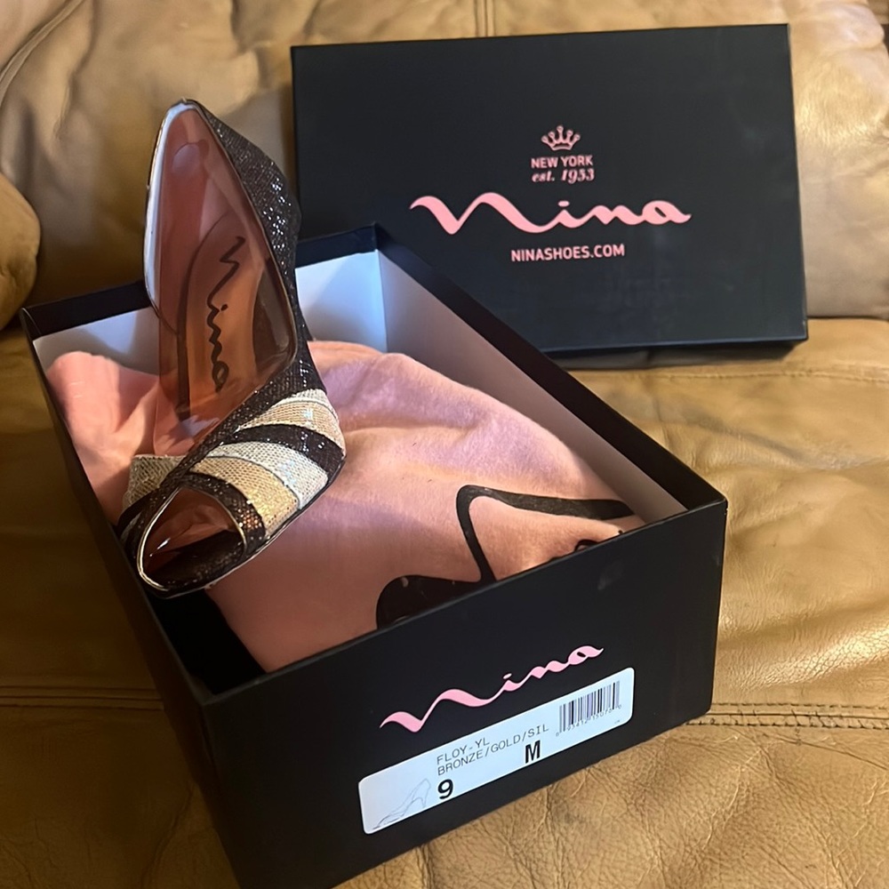 Nice Ladies 9M Nina great for mother of bride shoes!